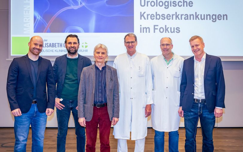 Informierten Patienten über urologische Krebserkrankungen (v.li.): Priv.-Doz. Dr. Karl Tully, Oberarzt der Klinik für Urologie, Prof. Dr. Lars Schimmöller, Direktor des Instituts für Diagnostische, Interventionelle Radiologie und Nuklearmedizin, Burkhard Schadomsky, Leiter der Selbsthilfegruppe Bochum / Herne, Prof. Dr. Joachim Noldus, Direktor der Klinik für Urologie, Dr. Peter Bach, Leitender Oberarzt der Klinik für Urologie und Priv.-Doz. Dr. Rein-Jueri Palisaar, Leitender Arzt der Abteilung für roboterassistierte Urologie der Klinik für Urologie des Marien Hospital Herne.