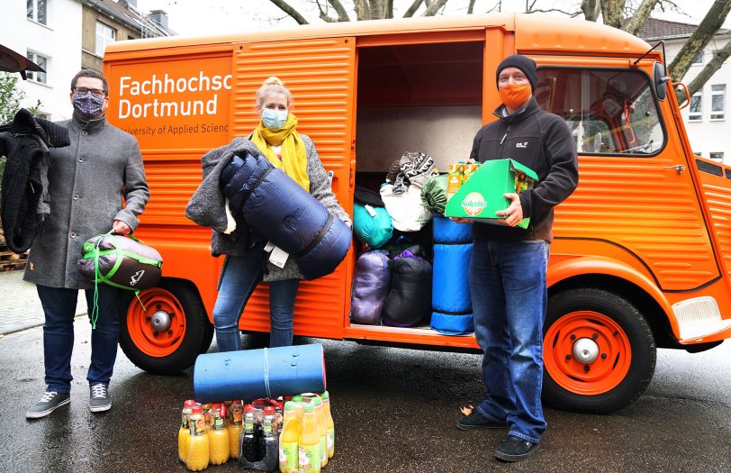 Die FH-Mitarbeitenden Felix Kornmann, Mirka Fuhrmann und Michael Walter (v.l.) haben für die Winternothilfe Dortmund gesammelt.