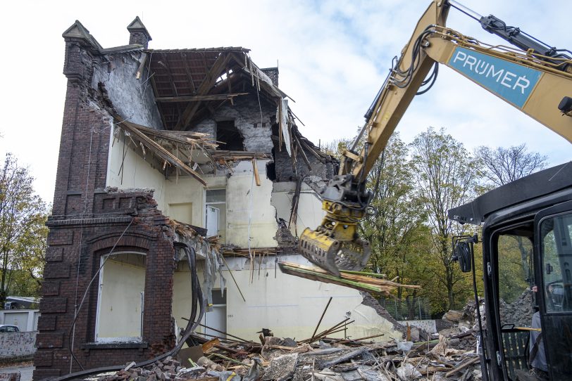 Abbruch der ehemaligen Grundschule am Berliner Platz in Herne (NW) am Montag (04.11.2019).