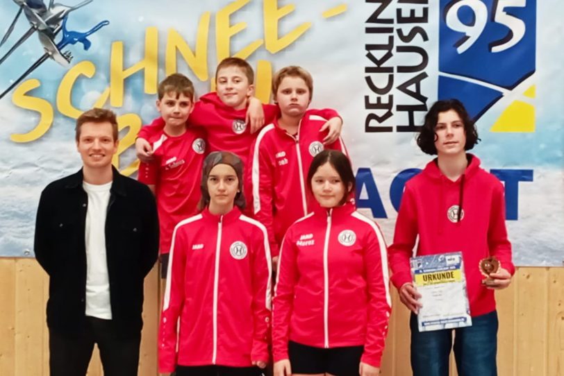 Die jungen Medaillengewinner des HTC mit ihrem Trainer Jan Patrick Camus (zweite Reihe v.l.: Jonas Salmes, Liam Fanenbruck, Noah Jansen; erste Reihe v.l.: Jan Patrick Camus, Aysel Yolcu, Antonia Moroz, Laurids Vogl).