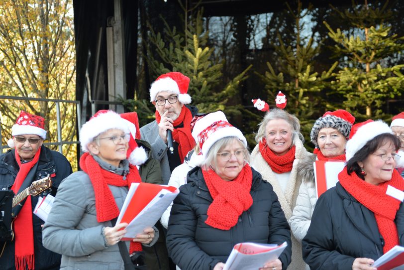 Der Kellerchor aus Holsterhausen eröffnete den 4. Adventsmarkt in Altenhöfen am Samstag (30.11.2024).