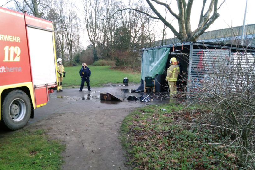 Wieder rückte die Feuerwehr zu der Schutzhütte am Postpark aus.