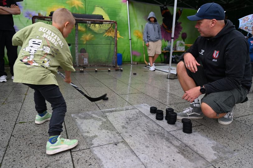 Gerade den kleinen Besuchern machte das Ausprobieren der Sportarten sehr viel Spaß, wie hier beim Puck-Schießen mit dem HEV.