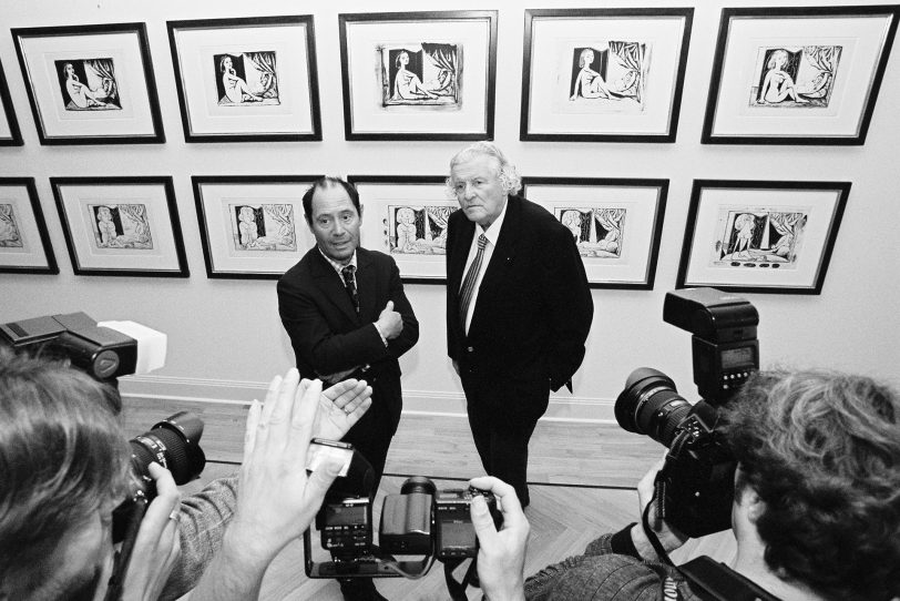 Das Foto zeigt Claude Picasso mit Gert Huizinga, dem Sammler der Lithografien-Sammlung des Museums, bei der Eröffnung des Picasso-Museums im Jahr 2000.