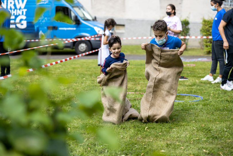 Auch beim Sackhüpfen hatten die Kinder viele Spaß.