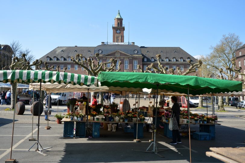 Wochenmarkt auf dem Rathaus-Vorplatz.