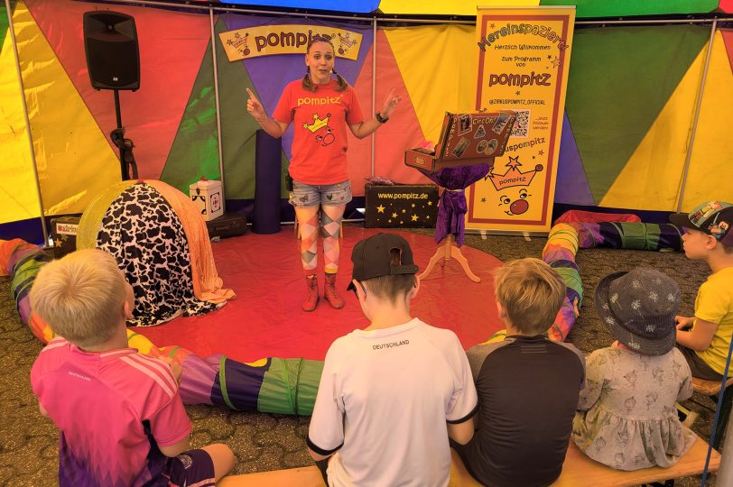 Der Zirkus und Variete Pompitz wird mit einer Zauber- und Clownshow Tricks und Jonglagen vorführen.