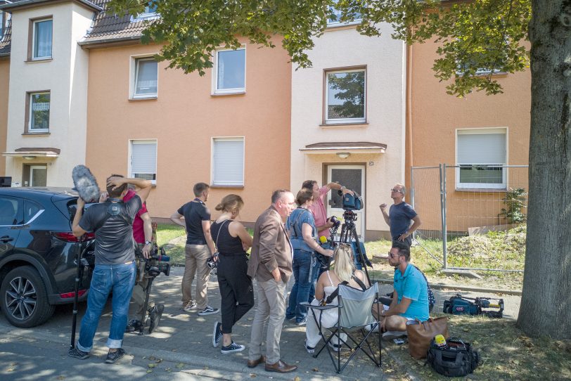 Seit Tagen sind Medienvertreter an dem Mehrfamilienhaus in der Bruchstraße und berichten.