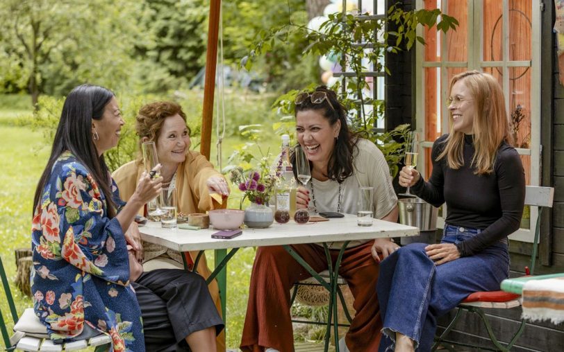 Stößchen: Dr. Lydia Karkhoff (Ilknur Boyraz), Katharina (Barbara Schnitzler), Zarah (Jasmin Shakeri) und Nadine (Anneke Kim Sarnau) haben Spaß miteinander.