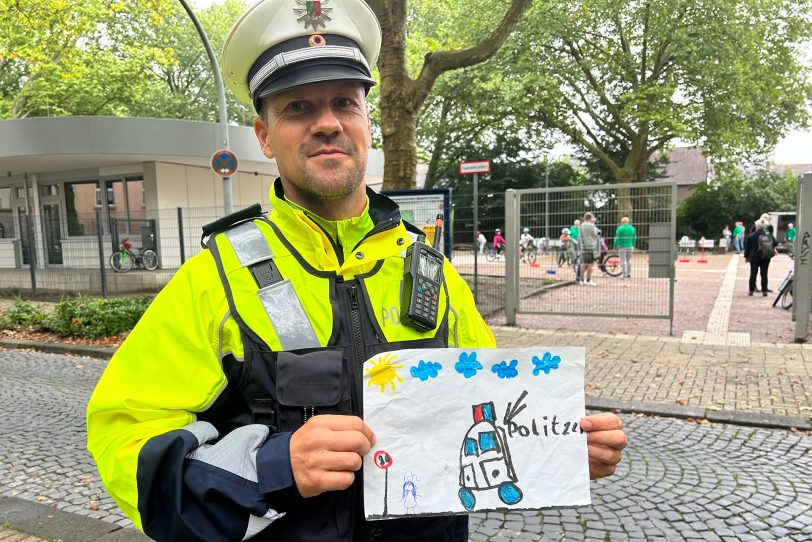 Polizeihauptkommissar Timo Rohde freut sich über das selbst gemalte Bild.