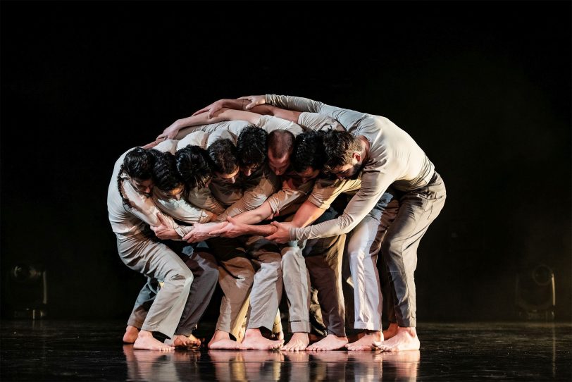 Tanz-Doppelabend am MiR: „Aurora“ begeistert mit geradezu artistischen Ensemble-Choreographien.