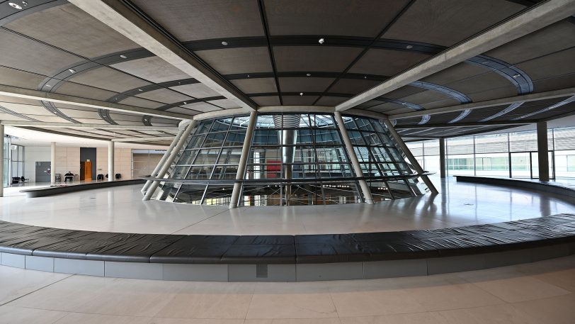 hallo-Fotograf Heinz-Jürgen Bourichter wurde durch das Paul-Löbe-Haus, das Marie-Elisabeth Lüders Haus und den Reichstag in Berlin geführt. Allabendlich beginnt mit Einsetzen der Dunkelheit eine Film-, Licht- und Tonprojektion mit dem Titel „Dem deutschen Volke — Eine parlamentarische Spurensuche. Vom Reichstag zum Bundestag“.