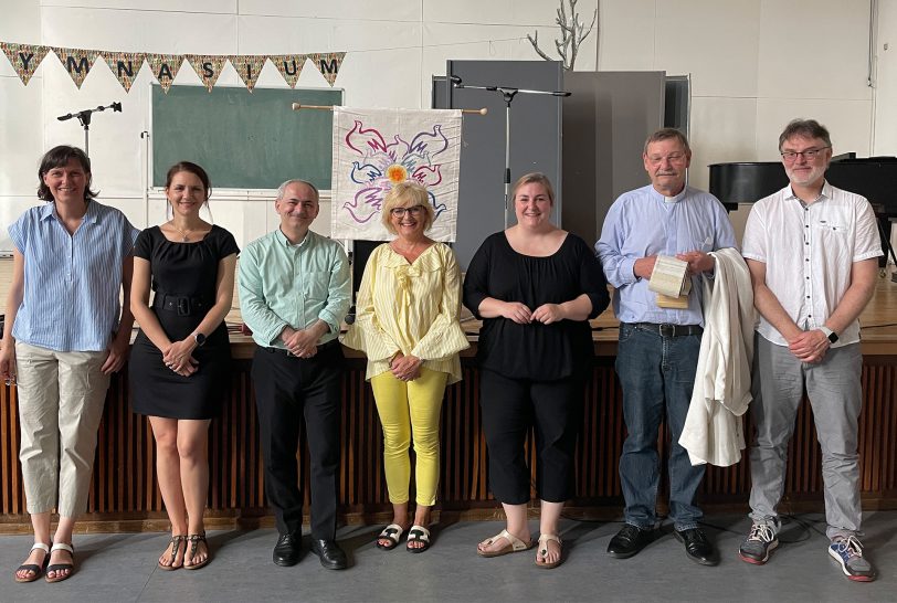 Multireligiöses Gebet am Haranni-Gymnasium zum Anfang der Sommerferien 2023. Mit dabei waren: die stellvertretenden Schulleiterin Vera Mindt, Religionslehrerin Frau Bouten,Tuncay Nazik, Schulleiterin Nicole Nowak, Pfarrerin Katja Lueg, Diakon Gladisch, Wolfgang Flunkert.