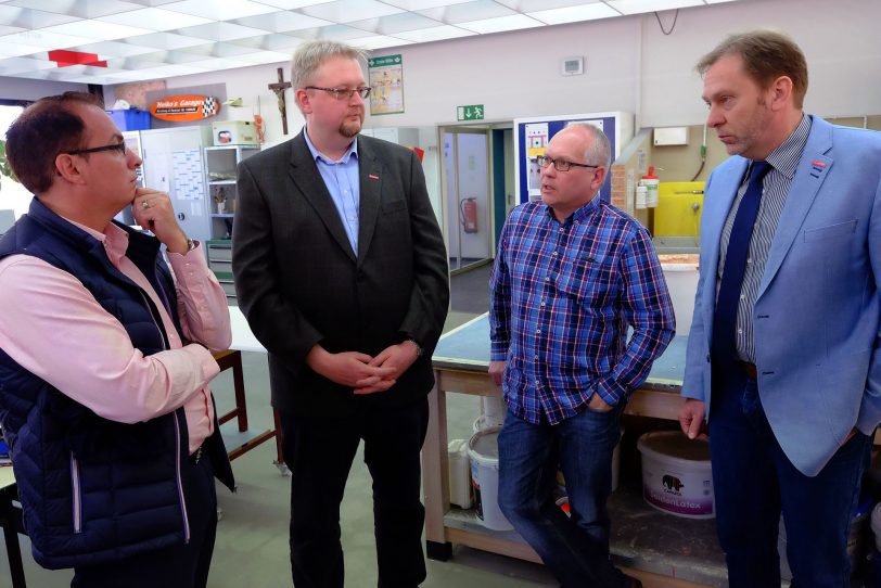 Unter den Gästen der Innung in der Lehrwerkstatt Herten auch Hernes neuer Arbeitsgerichtsdirektor Dr. Sascha Dewender (l.). Hier im Gespräch mit Innungsobermeister Jan Jülkenbeck, Lehrlinmgswart Ludger Glatz und Verwaltungsleiter Martin Prüsener von der Kreishandwerkerschaft.