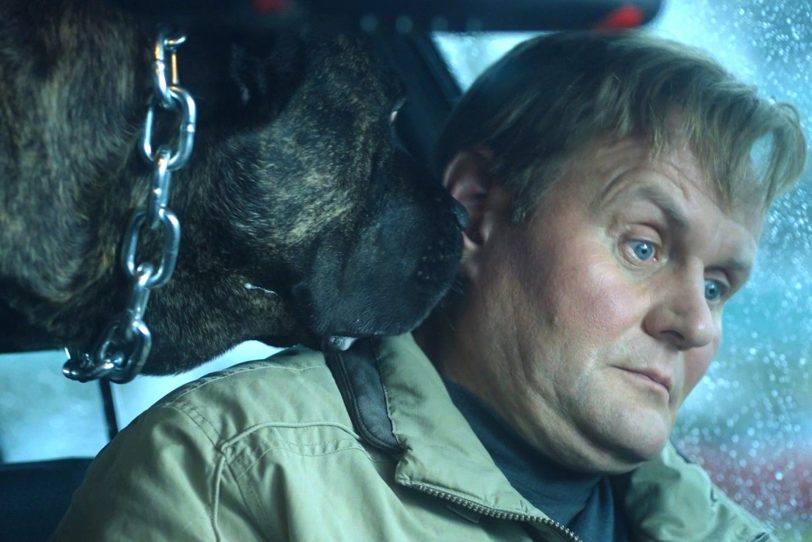 Thomas (Devid Striesow) muss sich erst noch an Roxy (Aron) gewöhnen. Foto: Across Nations