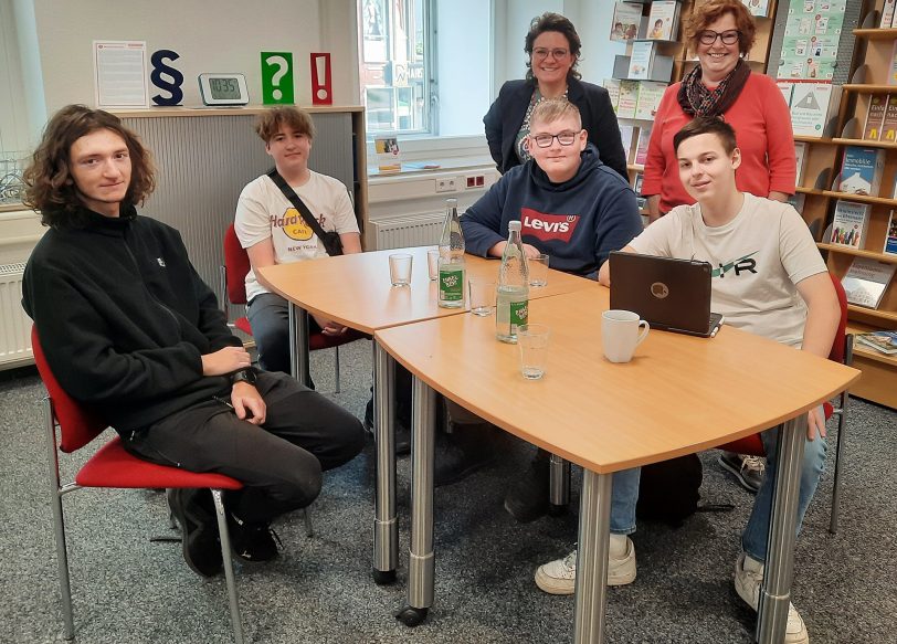 v.l. Wiktor Pasek, Raik Kock, Veronika Hensing, Luca Cittrich, Barbara van der Wielen, Liam Jagodzik – Quinoa-Schüler beim Workshop in der Herer Verbraucherberatung.