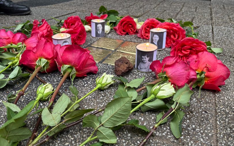 An der Hauptstraße 293 wurden am Mittwoch (28.1.2026) die ersten vier Stolpersteine für die Familie Hecht verlegt.