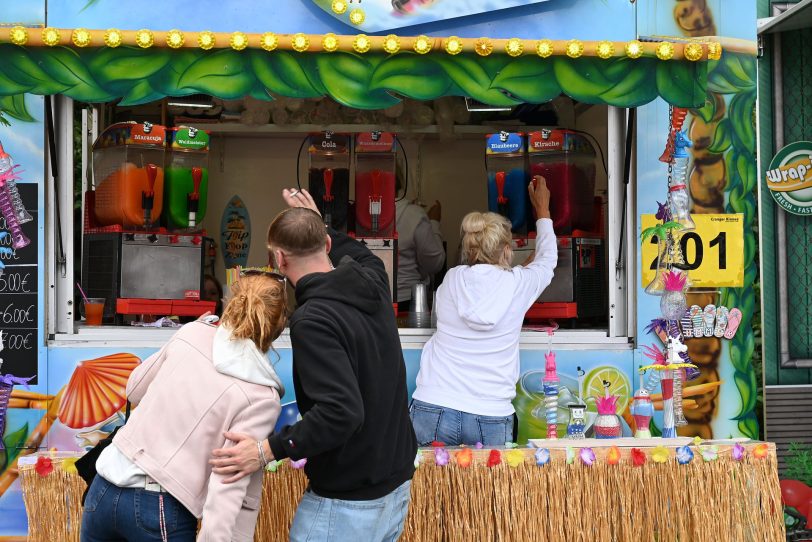 Die Cranger Kirmes beginnt regnerisch.