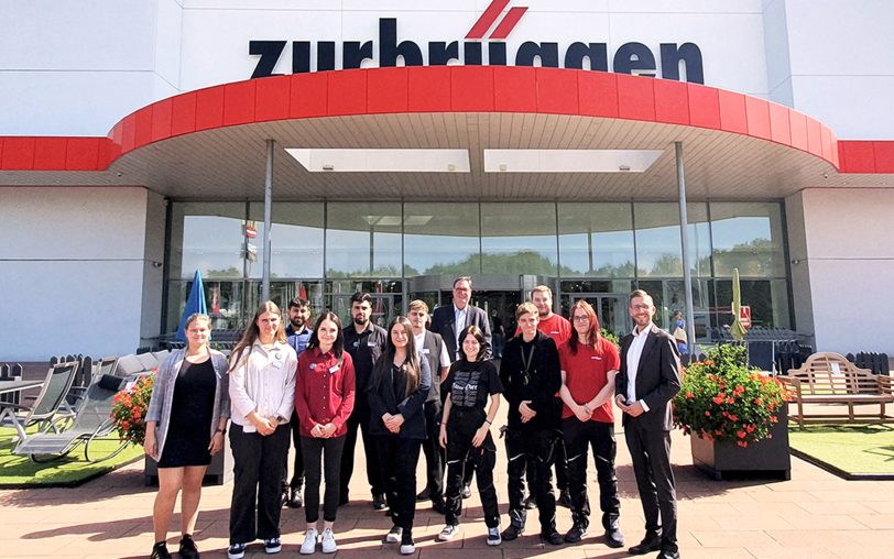 Start ins Berufsleben bei Zurbrüggen in Herne: Die neuen Auszubildenden von Zurbrüggen (v.l.) Leoni Michelle Kuckel, Lea Schwenzik, Enes Akca, Julia Rahn, Ozan Özdemir, Helin Kilic, Kevin König, Ina Zimmermann, Lukas Gerhard, Leon Rogalski und Wiliam Grams werden begrüßt von der Hausleitung Dirk Melches (6.v.r.) und der stell. Hausleitung und dem Ausbildungsbeauftragten Heiko Schüller (re.)