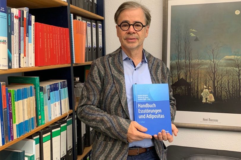 Prof. Dr. Stephan Herpertz , Direktor der LWL-Universitätsklinik für Psychosomatische Medizin und Psychotherapie, mit dem neu aufgelegten Handbuch Essstörungen und Adipositas.