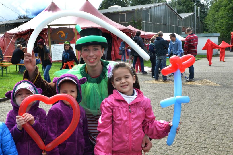 Oliver Klessig bastelt Ballon-Kunstwerke.