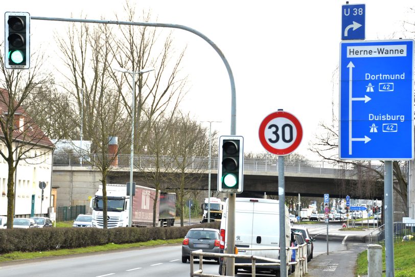 Hinweisschilder zur Auffahrt auf die A 42.
