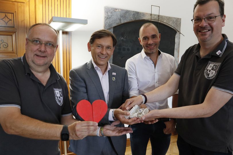 Ludger Krüger, Oberbürgermeister Dr. Frank Dudda, Peter Meinken und Christian Spengler präsentieren das diesjährige „Crange-Band“ für einen guten Zweck.