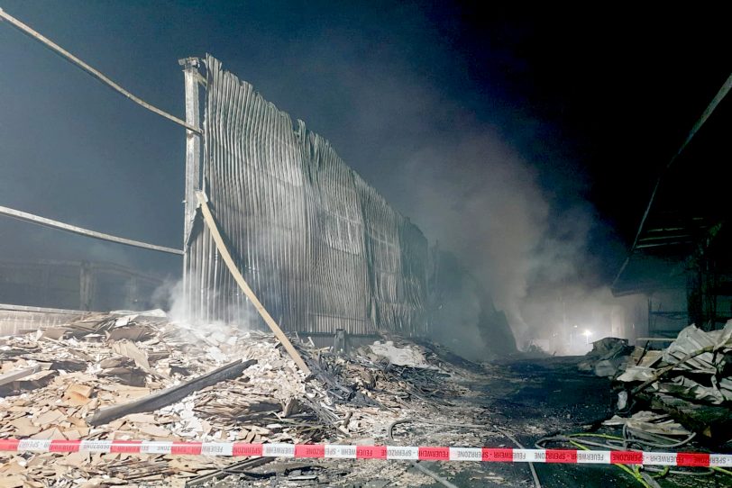Noch in der Nacht stieg Qualm aus den Trümmern.