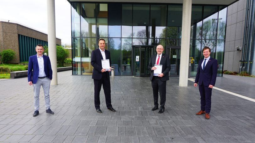 v.l. Christof Wenglorz, Wissenschaftlicher Mitarbeiter der HSHL, Prof. Dr. Heiko Kopf (Projektleiter HSHL), HWK-Präsident Berthold Schröder und Carsten Harder, Hauptgeschäftsführer der HWK Dortmund