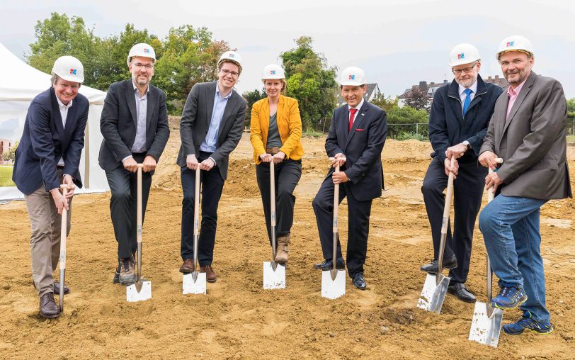 v.l. Ulrich Krampe, Jürgen Schmidt, Florian Krampe, (Krampe-Schmidt Architekten), Dr. Sabine Edlinger, Dr. Frank Dudda, Theo Freitag (Geschäftsführer der St. Elisabeth Gruppe), Karlheinz Friedrichs (Planungsdezernent Herne).