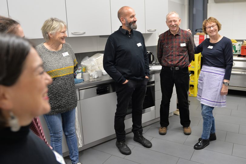 Das Küchen-Team steht bereit für die CVJM-Feier für obdachlose und bedürftige Menschen im Ludwig-Steil-Forum.