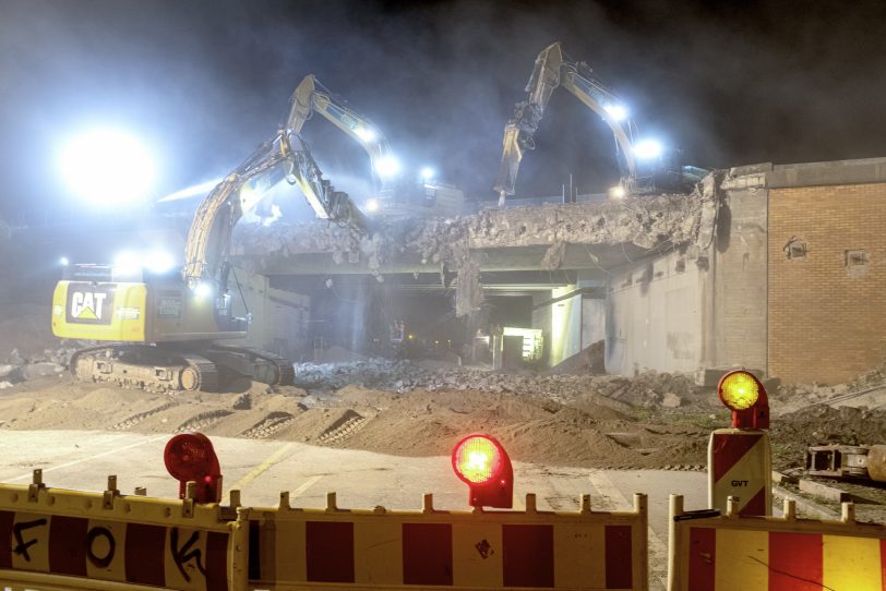 Nächtlicher Abbruch des westlichen Teil der Autobahnbrücke der A43 über die Forellstraße in Herne (NW), am Freitagabend (30.08.2019).