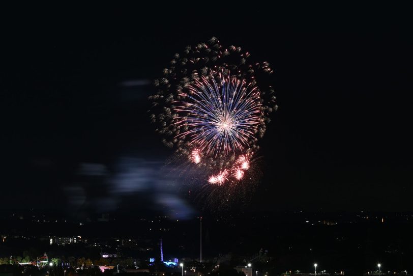 Das Eröffnungsfeuerwerk zur Cranger Kirmes 2022, aufgenommen von der Halde Hoheward in Herten aus.