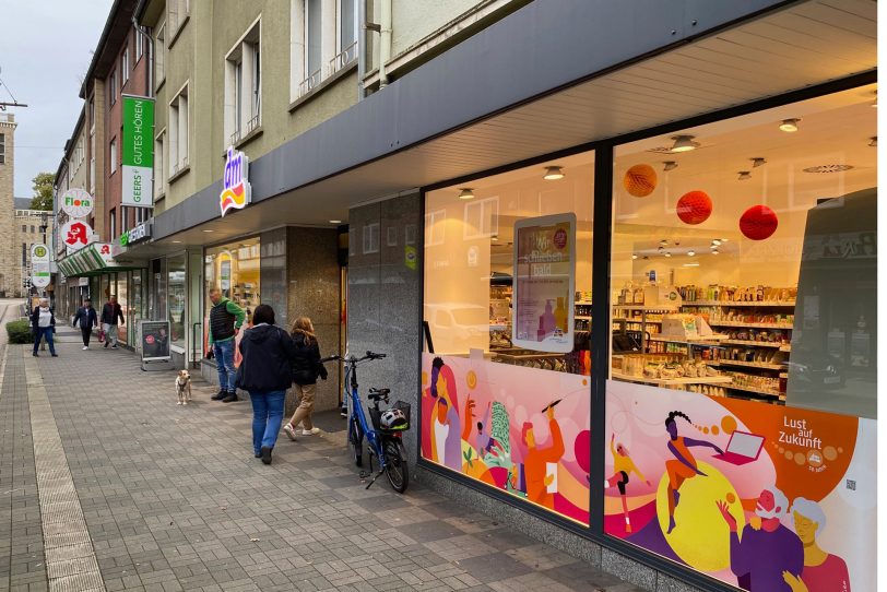 Schilder in den Schaufenstern weisen auf die baldige Schließung hin.