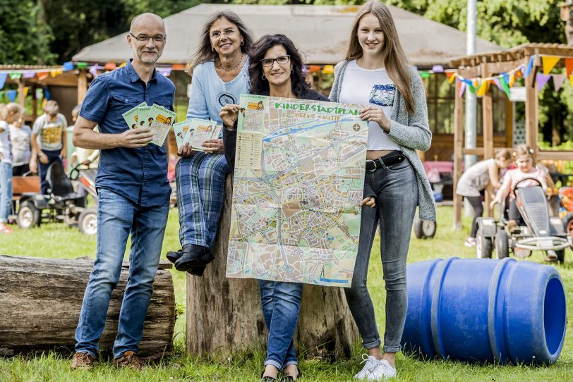 v.l. Thomas Fischer, Sonja Hentzelt, Nurai Sülü, Melina Sobotka stellen den Kinderstadtplan 2016 vor.