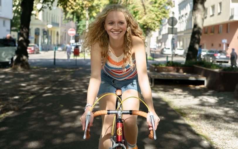 Inken (Kya-Celina Barucki) hat unerwartet viel Spaß mit ihrem neuen Fahrrad.