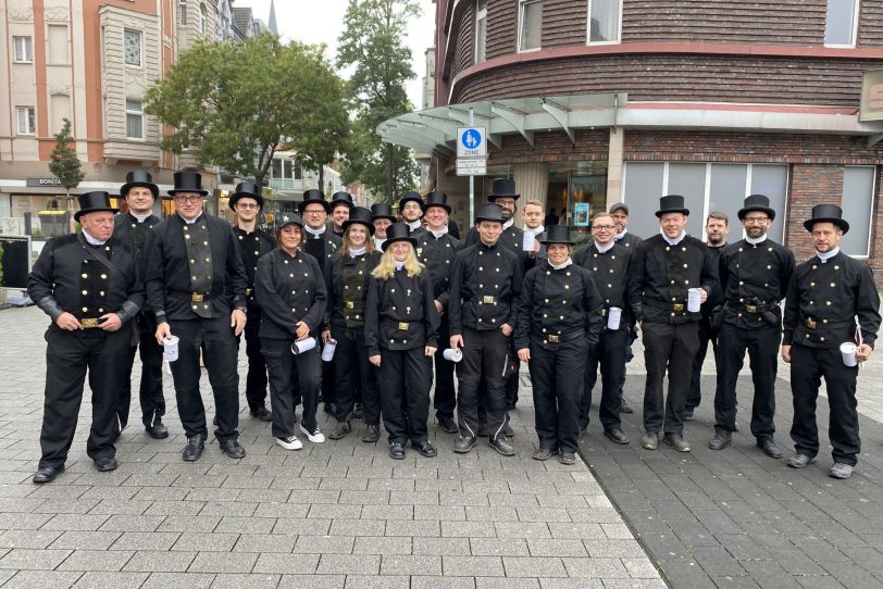 Auf Spendentour: Zahlreiche Schornsteinfeger versammelten sich am Dienstag (18.10.2022) am Buschmannshof, um zu informieren und für die Glückstour zu sammeln. Das Geld kommt krebs- und schwersterkrankten Kindern zu Gute.