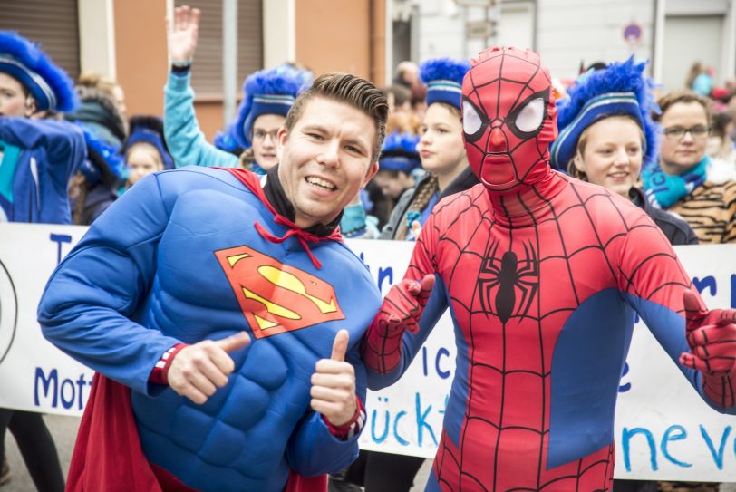 Die beiden Herren haben kein Problem, sie fliegen oder klettern ihrem Ziel entgegen.