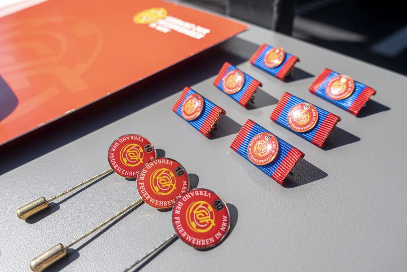 Beförderungen und Ehrungen der Freiwilligen Feuerwehr in Herne (NW), am Samstag (19.06.2021). Aufgrund der Corona-Pandemie fanden diese nicht im Rahmen der jährlichen Hauptversammlung der Feuerwehr Herne statt, sondern in einer Open Air-Veranstaltung am Feuerwehrhaus-Mitte in der Koniner Straße in Holsterhausen statt.