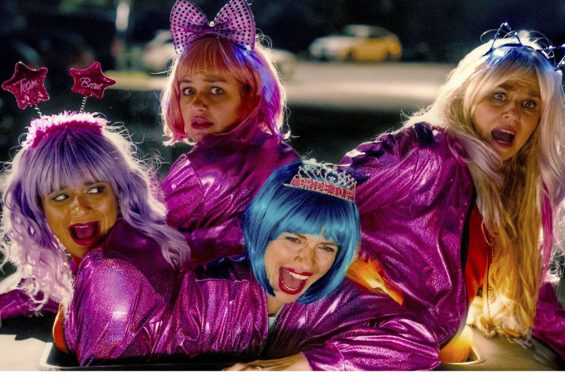Das Glitzer-Quartett aus Gina, Jasmin, Helena und Anna (Taneshia Abt, Luise Heyer, Julia Hartmann und Teresa Rizos, v.l.) steckt im Schiebedach der Stretchlimousine fest.