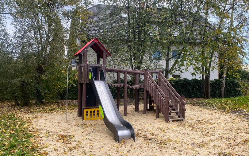 Im Außenbereich der Kita Däumling wurde am Montag (27.10.2025) das neue Klettergerüst feierlich eingeweiht.