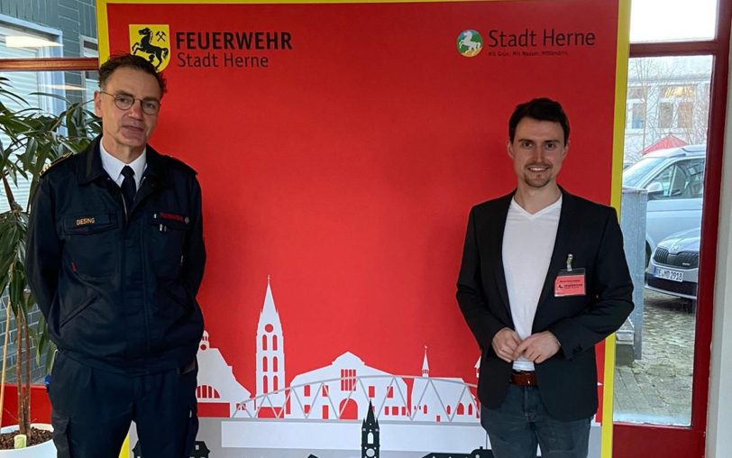 Besuch bei der Feuerwehr Herne: CDU-Landtagskandidat Markus Mähler (re.) mit Branddirektor Marco Diesing.