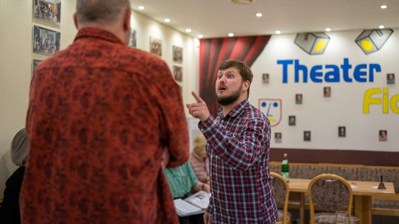 Fidele Horst bei den Proben zum Stück zur 125-Jahr-Feier der Stadt Herne: &#039;Wenn ich von Herne schwärme&#039;.  im Bild Tobias Weichert streitet im englischen Pub.