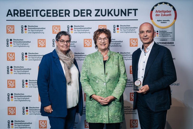 Brigitte Zypries, Bundesministerin a.D. (Mitte) gratulierte Pflegedienstleitung Stefanie Eisenberg und dem Ärztlichen Direktor Dr. Erich Hecker zu der Aiszeichnung