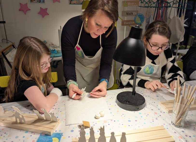 Inka weiß bei kleinen Katastrophen immer Rat.
In der Mondwerkstatt von Wanne-Eickel fand im Dezember ein Konspirativer Krippen-Workshop unter der Anleitung von Inka Klein-Heidicker statt.