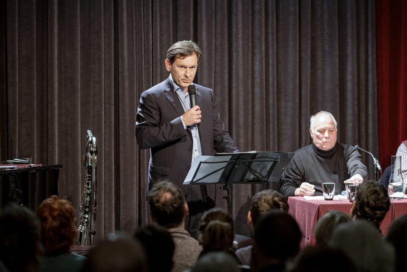 Zur Befreiung von Auschwitz: Lesung in der Alten Druckerei an der Bebelstraße in Herne (NW), am Montagabend (27.01.2020). Norbert Kozicki und Jan Zweyer lasen Texte von Auschwitzhäftlingen. Musikalisch umrahmt wurde der Abend von Eckard Koltermann (Bassklarinette) und Ralf Kaupenjohann (Akkordeon). Sie präsentierten Improvisationen jiddischer Lieder. Im Bild: Elisabeth Röttsches vom Literaturhaus Herne Ruhr.