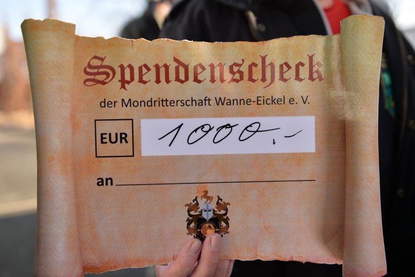 1.000 Euro spendete die Mondritterschaft von Wanne-Eickel an die Palliativstation im EvK.