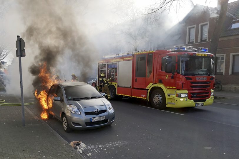 Eine starke Rauchentwicklung ging von den brennenden Fahrzeugen aus.