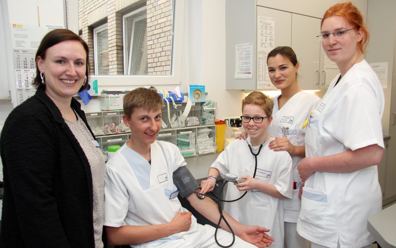v.l. Nicole Speckmann, Veit, Linus, und die Pflegeschülerinnen Pegi Blaceri und Denise Scherer.