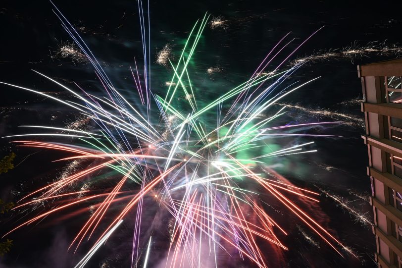 Das Eröffnungsfeuerwerk der Cranger Kirmes 2024, aufgenommen vom Abschussplatz am Westhafen.